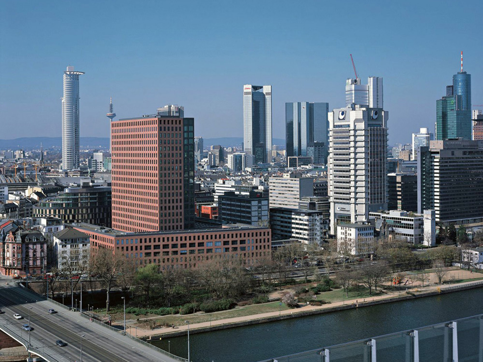 Main Forum Frankfurt Wilhelm Leuscher Str. 79 89 Aussenansicht 2 1